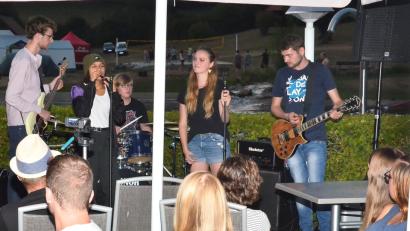 Bild: fjo
Paul Hüttl, Emmi Leo, Sebastian Voit, Christine Licha und Roland Müller (von links) lieferten am Samstagabend ein Rockkonzert vom Feinsten unter freiem Himmel.