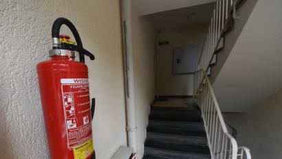 Bild: Arne Dedert/dpa
In einem Haus am Paulanerplatz hat ein 20-Jähriger zwei Feuerlöscher entleert.