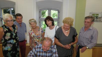 Bild: ubb
Franz Göhl (Zweiter von links) hat den renommierten Selber Porzellanmaler Moritz Hegy (Mitte) nach Tirschenreuth eingeladen. Viele Museumsbesucher beobachten interessierte seine Malvorführung.