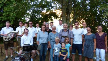 Bild: mng
Manfred "Fred" Schmidt (Vierter von rechts) feierte im Kreise seiner Familie seinen 80. Geburtstag. Glückwünsche überbrachten die Pressather Musikanten.
