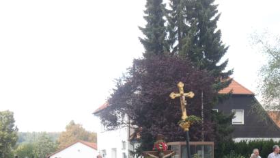 Bild: jr
Mit dem Kreuz machen sich die Wallfahrer auf den Weg.