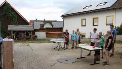 Bild: pi
Stefanie Bock (links) und Maria Hirnet (rechts) helfen mit Martin Bock, Stefan Schönberger und Michael Häring (hinten, von links) den Kindern.