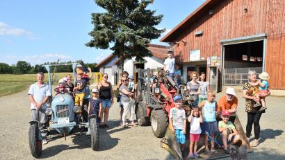 Bild: fjo
Martin Bäumler (links) führt die Gästen mit seinem Bruder über den Bauernhof. Große Freude bereitet den Kindern die Fahrt mit dem Traktor.