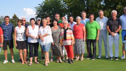 Bild: bö
Trotz Glutofenhitze waren bei Turnier um den Spielführer- und Clubmanager-Cup 84 Teilnehmer beim Golf und Landlcub in Schmidmühlen am Start. Links Vizepräsident Reinhard Kämpf und Clubmanager Christian Martin. Rechts Spielführer Reinhold Scharl