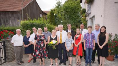 Bild: fvo
Margarete und Georg Schmidbauer (vorne Mitte) feiern goldene Hochzeit