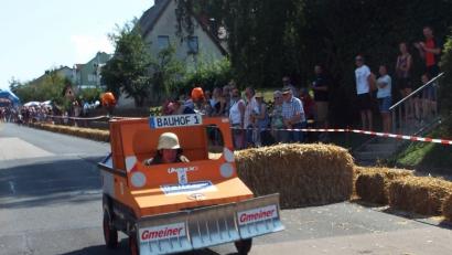 Bild: e
Bei der Hitze hat der Kümmersbrucker Winterdienst Pause. Also kann er getrost beim Seifenkistenrennen mitfahren.