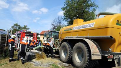 Bild: Gerhard Franz
Unermüdlich schafften die Landwirte mit Güllefässern Löschwasser herbei.