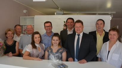 Bild: jr
Eingeweiht wurde der Braut-, Abend- und Dirndlmodenladen „bezaubernd“ am Oberen Marktplatz in Mitterteich. Mit dabei waren (von links) Christina und Manfred Blumberg, Pfarrer Boleslaw Lasocki, die Inhaber Melanie, Jürgen und Meline Blumberg, Anton Zintl, zweiter Bürgermeister Stefan Grillmeier und die Vermieter Manfred und Ilona Breitenbruch.