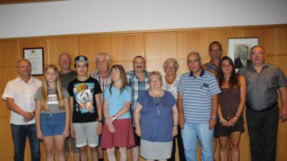 Bild: ads
Bürgermeister Josef Reindl ehrt im Beisein von Pia Fischer vom Badpersonal und Bademeister Bernd Pröm (von rechts) sowie dem Verwaltungsangestellten Dietmar Krisch (links) einige Camper, die der Schnaittenbacher Anlage teils bis zu 35 Jahre die Treue halten.