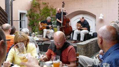Bild: kbw
Ferry Baierl, Reinhold Grassl und Roland Schrüfer zaubern mit Django Reinhardts Swingmusik eine absolut lockere Stimmung zuim Frühschoppen der Schmidtsommernächte.