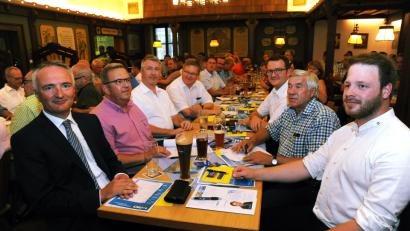 Bild: gf
Wahlkampfauftakt der CSU-Kreisverbände Amberg und Amberg-Sulzbach (von links): Harald Schwartz, Martin Preuß, der Amberger CSU-Stadtverbandsvorsitzende Stefan Ott, Oberbürgermeister Michael Cerny, Patrick Fröhlich, Vorsitzender des CSU-Kreisverbands Amberg-Sulzbach, MdB Alois Karl und Bezirkstagskandidat/JU-Kreisvorsitzender Henner Wasmuth.