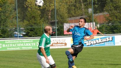 Bild: gb
Alexander Oroudji (rechts, Szene aus dem Kasendorf-Spiel) und der FC Tirschenreuth müssen bereits wieder am Mittwochabend ran.