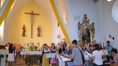 Bild: gi
Sehr bewegungsfreudig ging es beim Gottesdienst mit Pater Ferdinand aus dem Kongo mit afrikanischen Liedern durch die Gruppe "Taktvoll" unter der Leitung von Martina Irlbacher zu. Sie verbreiteten eine besondere Atmosphäre.