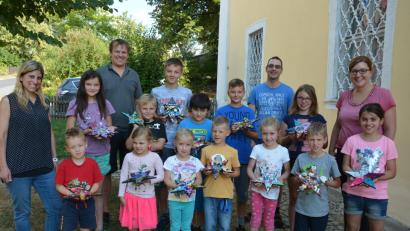 Bild: jr
Stolz präsentieren die Kinder ihre Kunstwerke. Insgesamt 24 Kinder kommen in den Genuss dieses Angebots mit Ronald Gruber (hinten, Zweiter von rechts). Das Bild zeigt die Teilnehmer des zweiten Kurses. Unterstützt wurden sie von Michaela Teubner (links) und Michaela Burger (rechts). Jugendbeauftragter Martin Teubner (Zweiter von links) dankte dem Kinderchor für ein tolles Angebot.