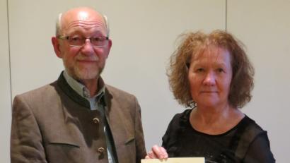 Bild: Köppl
Maria Goetz, Tochter des früheren Bürgermeisters Hubert Goetz, hat nach jahrelangen Recherchen in Staats- und kirchlichen Archiven zum 900-jährigen Ortsjubiläum eine umfassende Gemeindechronik erstellt. Sie umfasst zwei Bände und wird natürlich auch bei Bürgermeister Georg Köppl einen Ehrenplatz bekommen.