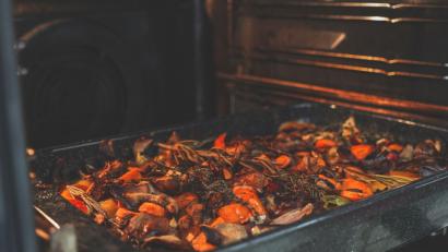 Bild: Lukas Meister
Zum bunten Gemüse aus dem Backofen wird aromatischer Kräuterquark gereicht.