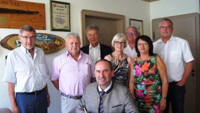 Bild: weu
Bürgermeister Heinz Weigl (Dritter von rechts), seine Stellvertreter Christa Zapf und Peter Forster sowie Fraktionsvertreter Josef Lohrer (links) freuten sich über den Eintrag von MdL Hubert Aiwanger (sitzend) in das Goldene Buch. MdL Joachim Hanisch (Dritter von links) sowie Bürgermeister und Kreisrat Richard Tischler (rechts) und Kreisrätin Maria Schlögl (Zweite von rechts) begleiteten den Bundesvorsitzenden der Freien Wähler bei seinem Besuch in der Eisenbarth-Stadt.