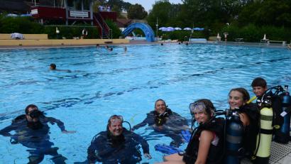 Bild: bey
Nach sorgfältiger Einweisung geht es mit Ausrüstung und fachkundiger Begleitung unter Wasser.