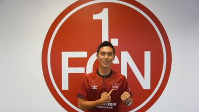 Bild: exb
Yuya Kubo vor dem Club-Emblem: Der Japaner wurde für die Kreativabteilung des Bundesligaaufsteigers verpflichtet.