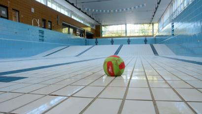 Bild: Gabi Schönberger
Die Realschul-Schwimmhalle wird saniert. Schüler und Vereine weichen in die Thermenwelt aus.