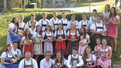 Bild: es
Die Kirwaleit haben in den vergangenen Jahren mit ihren Volkstänzen die Rosswampen-Kirwa von Woppenrieth weithin bekannt gemacht. Mit großem Idealismus bringen sich hier die jungen Leute in ihrer feschen Tracht ein.