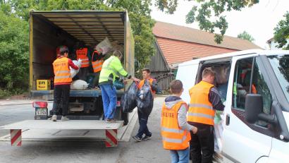 Bild: bsc
Zahlreiche freiwillige Helfer der Kolpingsfamilie Friedenfels unterstützen alljährlich die Altkleidersammlung des Kolping-Diözesanverbandes Regensburg. In diesem Jahr beteiligt sich der Erholungsort zum 50. Mal.