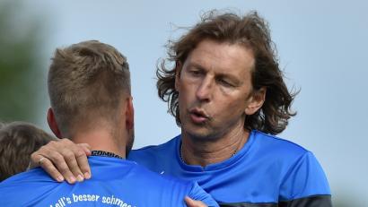 Bild: A. Schwarzmeier
Die SpVgg Schirmitz beklagt einen unerwartet schwachen Saisonstart. Trainer Josef Dütsch (rechts) ist in diesen Tagen schon mal als Aufmunterer gefragt. Das aktuelle Hauptproblem ist die Abschlussschwäche. Mit vier erzielten Toren hat die SpVgg die schwächste Offensive in der Bezirksliga.