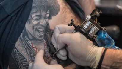 Bild: Daniel Maurer/dpa
Ein Stich, der unter die Haut geht und möglicherweise ein Leben lang bleibt. Bundestagsabgeordnete Gitta Connemann (CDU) fordert eine Beratungsgespräch, bevor man sich ein Tattoo stechen lässt. Die Studios in der Amberg-Sulzbacher Region halten das nicht für nötig.