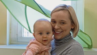 Bild: OTH Amberg-Weiden
Vanessa Kerscher mit ihrer Tochter Amilia im Eltern-Kind-Zimmer an der OTH in Weiden.