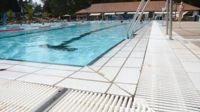 Bild: Gabi Schönberger
Für die Sanierung des Schwimmerbeckens im Schätzlerbad könnte es Fördergelder geben. Vielleicht auch für eine Überdachung, eine sogenannte Traglufthalle.