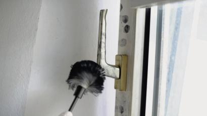 Bild: Symbolbild: Julian Stratenschulte/dpa
Offenstehende Fenster und Türen erleichtern den Bettlerbanden im Sommer Hauseinbrüche. Die Polizei bittet im Stadtgebiet um erhöhte Vorsicht und Aufmerksamkeit.