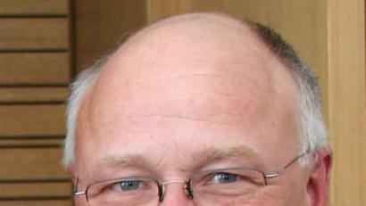 Bild: tr
"Der Bach bleibt, wie er ist", informiert Leitender Baudirektor Henner Wasmuth und kündigt den Bau einer Brücke an.