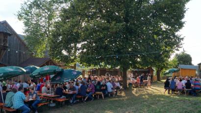 Bild: sgs
Die Plassenberg-Schützen freuten sich, dass so viele Besucher trotz des heißen Wetters den Weg in den Moasterbauern-Garten hinter der Raiffeisenbank gefunden hatten.
