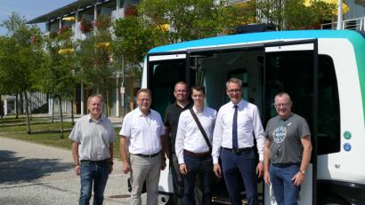 Bild: exb
Eduard Frank (zuständig für den ÖPNV im Landkreis Wunsiedel), Horst Martini (Büroleiter des Landrats), Steve Otto (Operator des autonomen Busses, der die Fahrten überwacht), Stefan Kretzschmar (zuständig für Innovative Verkehrskonzepte der DB Regio Bus), Oberbürgermeister Ulrich Pötzsch (Selb) und Bürgermeister Frank Dreyer (Weißenstadt) vor einem autonom fahrenden Bus.