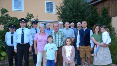 Bild: gi
Groß war die Schar der Gratulanten die dem „Krämer Rudi“ zum 75. Geburtstag die besten Glück- und Segenwünsche überbrachten. Allen voran seine Frau Marianne, die Kinder mit Familien sowie der jüngste Enkel und die Urenkelinnen.