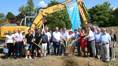 Bild: Petra Hartl
Für die Verwirklichung des neuen Bergsteigs packen alle mit an: Eduard Kohl aus Hahnbach als ausführender Bauunternehmer (links mit Schaufel), Landrat Richard Reisinger, OB Michael Cerny (Zweiter und Dritter von links mit Schaufel) und Maximilian Hahn von der Stadtbau GmbH (rechts mit Schaufel) und weitere Beteiligte.