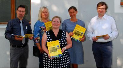 Bild: Bild: Andreas Royer
Direkt an der Nahtstelle zwischen dem katholischen und dem evangelischen Teil der alten Lateinschule machen (von links) Markus Lommer, Martina Herbst, Nicole Mende, Martina Windisch-Keck und Pfarrer Roland Kurz Werbung für den Tag des offenen Denkmals.