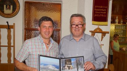 Bild: mmj
Hermann Markgraf (rechts) hat anlässlich des 35-jährigen Bestehens des Böhmerwald-Aussichtsturm einen Bildband erstellt, den er Bürgermeister Gerald Reiter präsentierte.