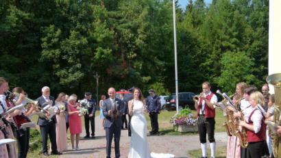Bild: bgl
Die Stadtkapelle überraschte das Brautpaar mit einem Ständchen.