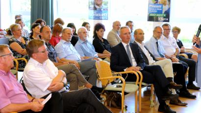 Bild:  Stephan Huber
Der Patienten- und Pflegebeauftragte der Bayerischen Staatsregierung, Hermann Imhof (stehend), muss sich deutliche Kritik einer mangelnden politischen Unterstützung der Belange der Altenpflege anhören.