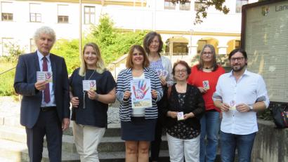 Bild: ubb
Landrat Wolfgang Lippert, Sabeine Frank, Astrid Bösl, Elisabeth Scherb, Marianne Fütterer und Gisela Worf (v. li.) sind stolz auf das beeindruckende Layout, das Stefan Malzer (re.) für das Netzwerk "Prävention sexualisierte Gewalt für den Landkreis Tirschenreuth" konzipiert hat.