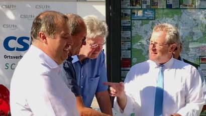 Bild: Hirsch
Der Oberbürgermeister (rechts) im Gespräch mit dem Bürger. Am Samstag beendete Andreas Feller seine Sommertour auf dem Marktplatz.