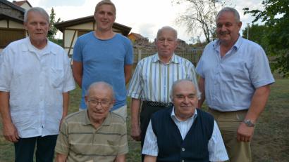 Bild: jr
Seit sieben Jahrzehnten gehören Hans Dorn (sitzend links) und Karl Rupprecht (sitzend rechts) dem Imkerverein Leonberg als Mitglieder an. Am Samstag wurden sie mit einem Ehrenabend geehrt. Dazu gratulierten (stehend von links) Kreisvorsitzender Johann Schön, Vorsitzender Michael Wohlrab, Ehrenvorsitzender Hermann Hecht und Bürgermeister Johann Burger.