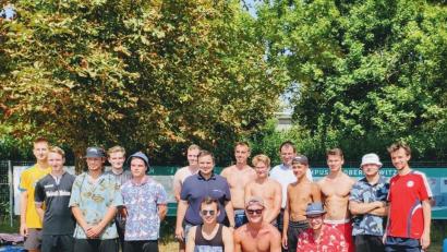 Bild: exb
Die drei Siegerteams mit den Landtagskandidaten Paul-Bernhard Wagner und Martin Schöffel sowie dem JU-Kreisvorsitzenden Frank-Robert Kilian und dem JU-Ortsvorsitzenden Florian Fischer.