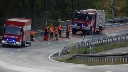 Bild: mde
Schweißtreibender Einsatz bei hitzigen Temperaturen und prallem Sonnenschein: Die Einsatzkräfte regeln auf der B22 nahe Kemnath den Verkehr im Wechsel halbseitig und bringen Bindemittel auf. Dazu werden die Feuerwehrler auf der Straße durch Einsatzfahrzeuge abgesichert.