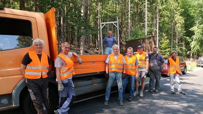 Bild: bsc
AC-Vorsitzendem Stefan Schmalzreich (Zweiter von rechts) und MSC-Vorsitzendem Franz Höcht (Vierter von rechts) stehen an der Rennstrecke erfahrene Helfer zur Verfügung. Größter Wert wird auf die Sicherheit der Fahrer und der Zuschauer gelegt.