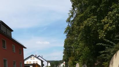 Bild: exb
In beiden Richtungen wurde in der Weidener Straße ein Fahrradschutzstreifen markiert.