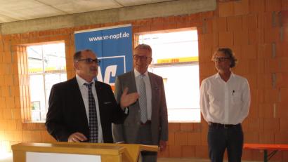 Bild: ubb
Vorstandsprecher Rudolf Winter, Bürgermeister Franz Stahl und Architekt Manfred Schlemmer (von links) berichten vom Bau, von der städtebaulichen Maßnahme und von den Hintergründen des sogenannten Volksbank-Areals.