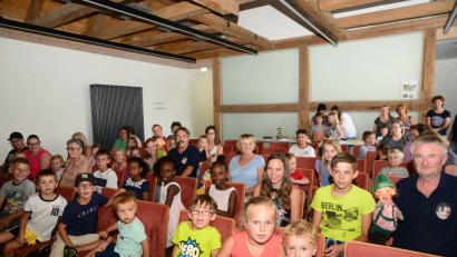 Bild: bey
Hermann Papacek (im Hintergrund) und Hermann Helgert (rechts) bringen die Kinder die "Akteure" des Kasperltheaters nahe.