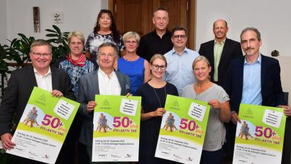Bild: Petra Hartl
Mit Oberbürgermeister Michael Cerny (links) und einigen Beteiligten stellt Sabrina Liermann (vorne Mitte), die künftig den 50plus-Fit- und Aktivtag organisieren wird, das Programm für Sonntag, 30. September, vor.